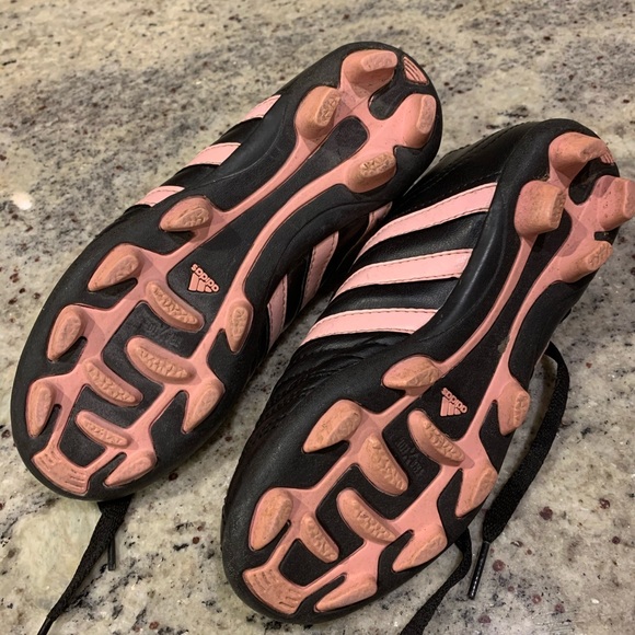 Girls Adidas soccer cleats - Picture 1 of 3